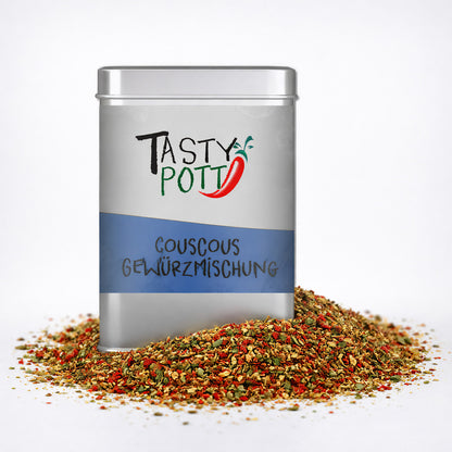 Tasty Pott Couscous Gewürzmischung Dose vor einem Haufen bunter Gewürze auf weißem Hintergrund.