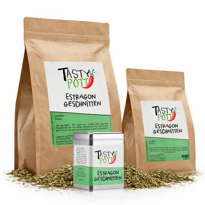 Tasty Pott Estragon getrocknet und geschnitten in braunen Beuteln und einer Dose, umgeben von losem Estragon, als Vorrat für Gewürze und Saucen.