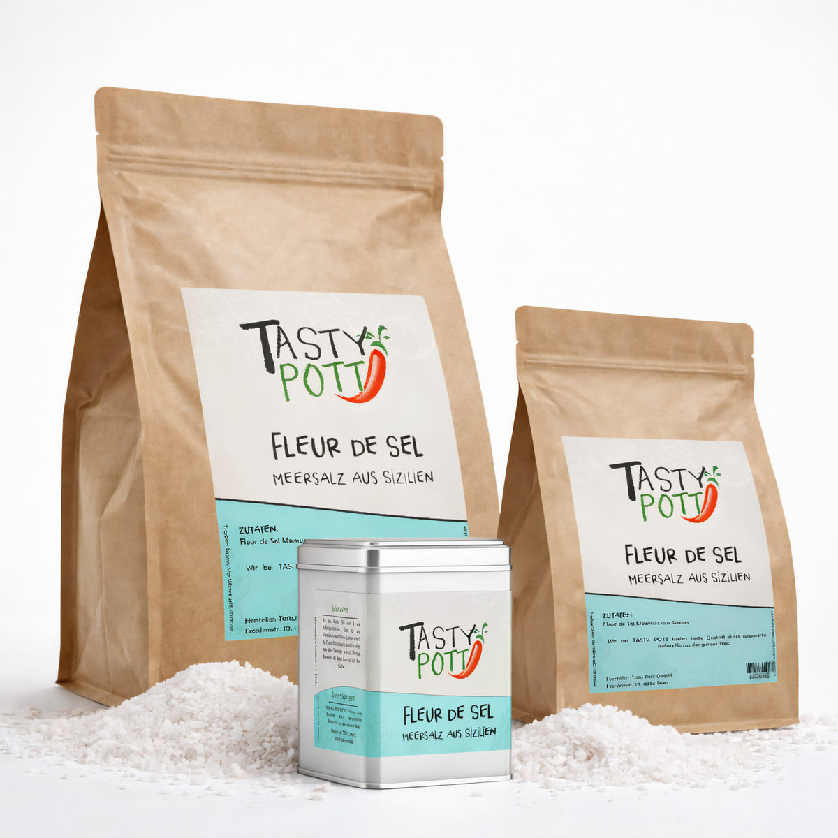 Tasty Pott Fleur de Sel Meersalz Nachfüllbeutel und Dose vor losem Meersalz, frontal nebeneinander stehend.