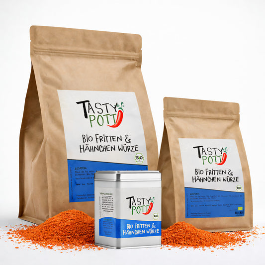 Drei Tasty Pott Bio Fritten & Hähnchen Würze Verpackungen im Beutel und in der Dose, mit losem Gewürzsalz auf weißem Hintergrund.