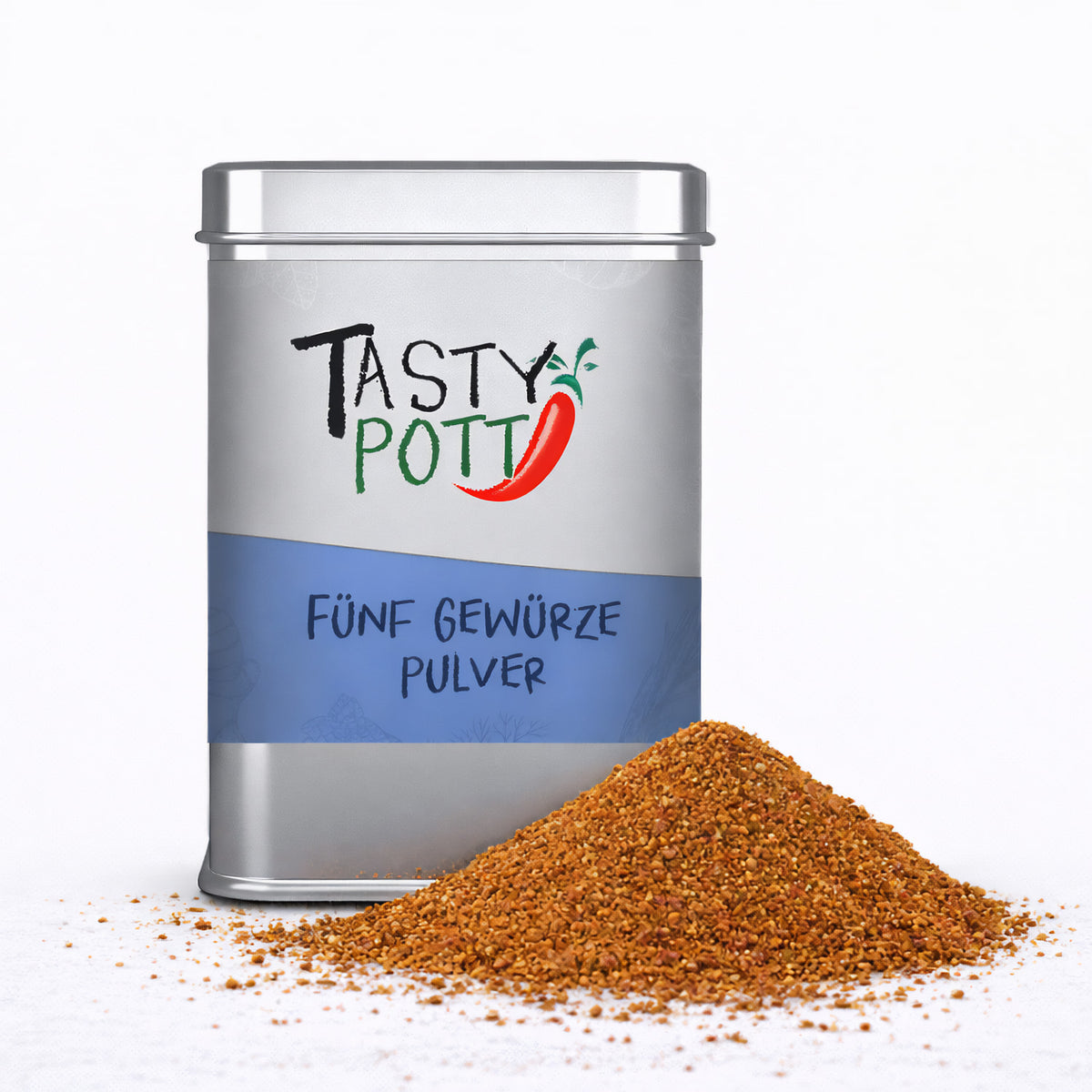 Tasty Pott Fünf Gewürze Pulver Mischung in silberner Dose mit blauem Etikett, davor ein Haufen braunes Gewürzepulver auf weißem Untergrund.