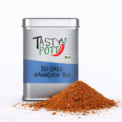 Tasty Pott Bio Grillhähnchen Rub 100g Dose mit geöffnetem Deckel und einem Haufen gewürzmischung davor auf weißem Hintergrund.
