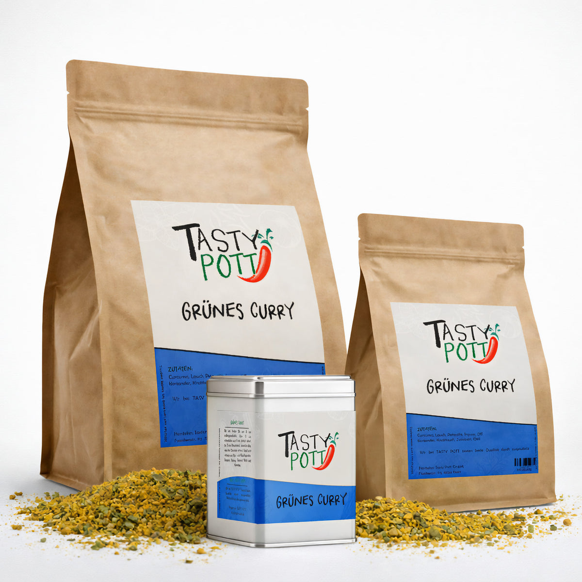 Drei Beutel und eine Dose Tasty Pott Grünes Curry vor weißem Hintergrund, umgeben von ausgeschüttetem currygewürz.