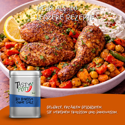Tasty Pott Harissa ohne Salz Dose vor einer Schale mit gewürztem Hähnchen, Kichererbsen, Gemüse und Joghurt-Dip.