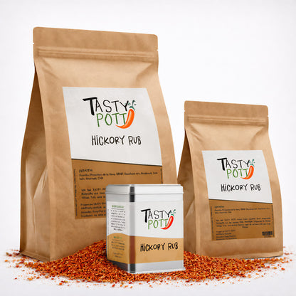 Zwei braune Beutel und eine Metalldose Tasty Pott Hickory Rub auf verstreutem Grillgewürz, Vorderseiten mit Etikett sichtbar.