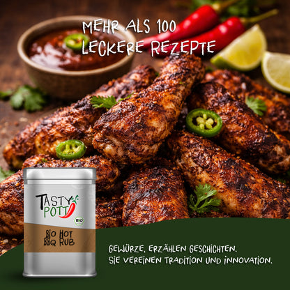 Gegrillte Hähnchenschenkel mit Tasty Pott Bio Hot BBQ Rub gewürzt, daneben eine Dose und frische Limetten auf einem Holztisch.
