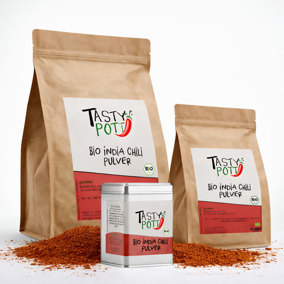 Drei Tasty Pott Bio India Chili Nachfüllbeutel und eine Dose mit geöffnetem Chili Pulver auf weißem Hintergrund.