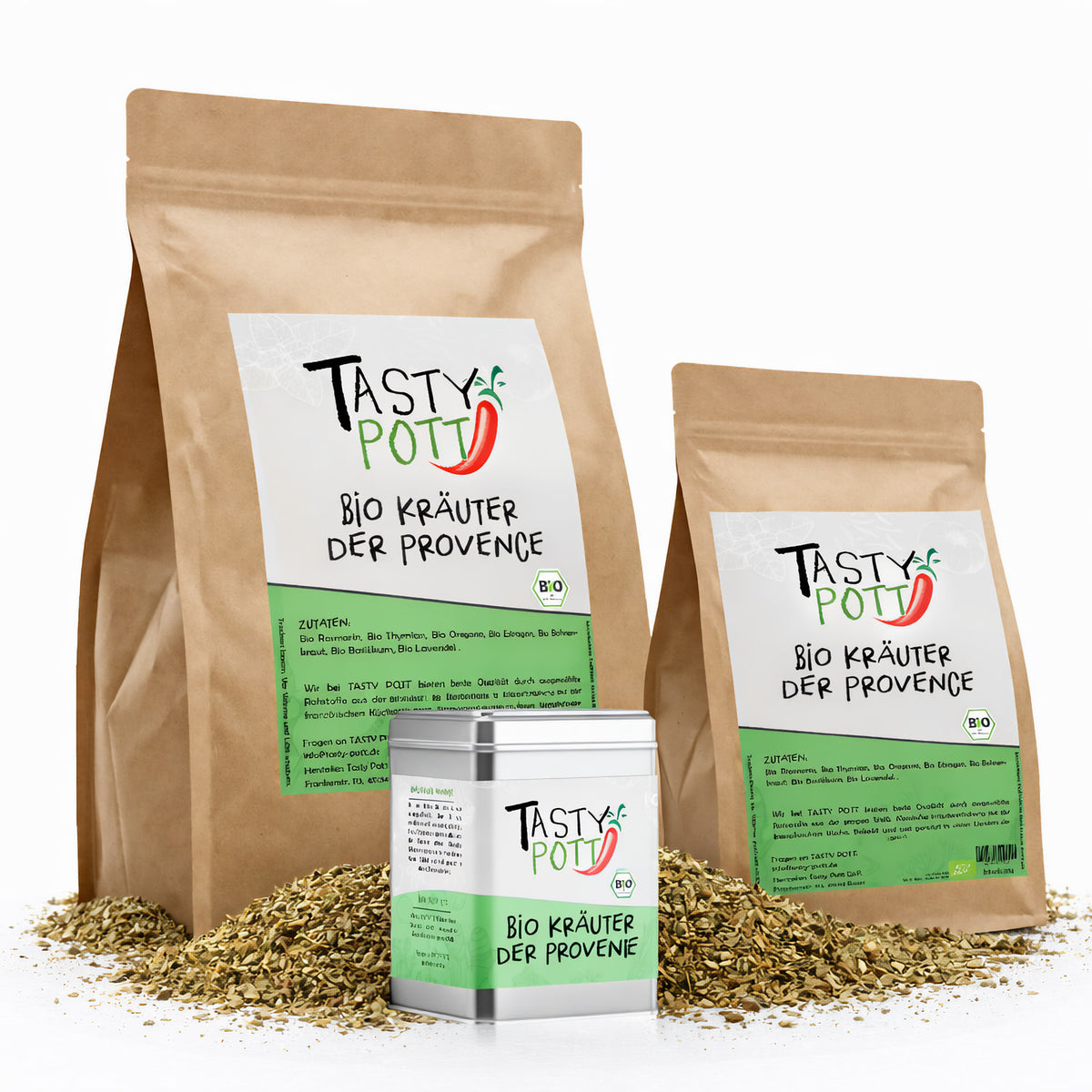 Drei Tasty Pott Nachfüllbeutel und eine Dose Bio Kräuter der Provence auf einem Haufen getrockneter Kräuter, Vorderseiten mit Etikett sichtbar.