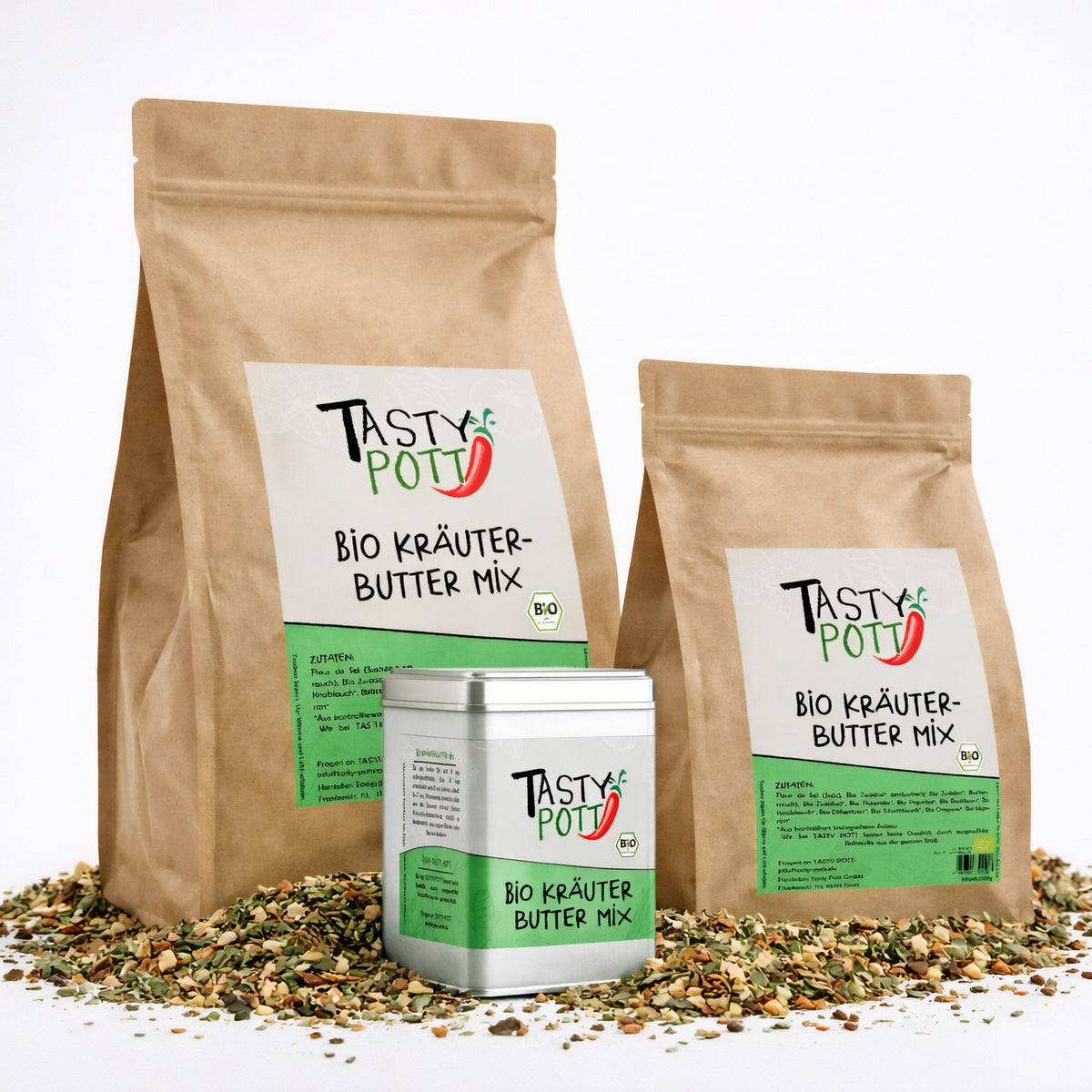 Tasty Pott Bio Kräuterbutter Gewürzmischung im braunen Nachfüllbeutel und in einer Dose, stehend auf einer Mischung aus getrockneten Kräutern und Gewürzen.