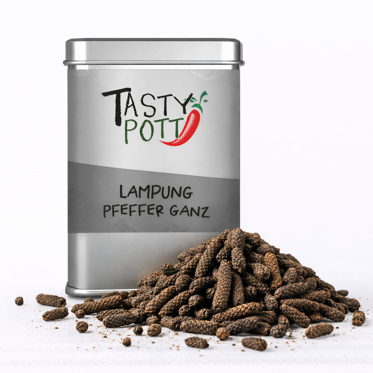 Stapel langer Stangenpfeffer vor einer silbernen Tasty Pott Dose mit der Aufschrift Lampung Pfeffer ganz.