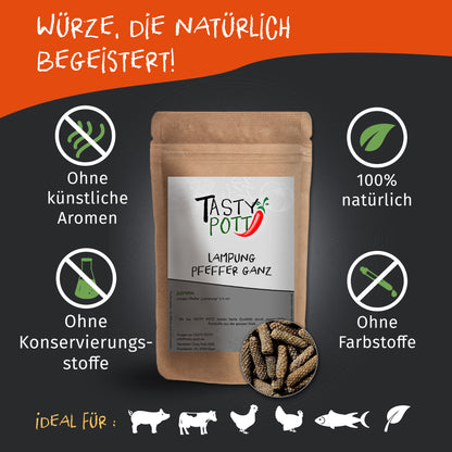 Tasty Pott Lampung Pfeffer ganz Nachfüllbeutel mit Stangenpfeffer, umgeben von Symbolen für natürliche Zutaten und ohne Zusatzstoffe auf dunklem Hintergrund.