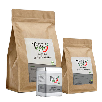 Zwei Tasty Pott Bio Jumbo Malabar Pfeffer Nachfüllbeutel und eine Pfefferdose nebeneinander auf weißem Hintergrund.