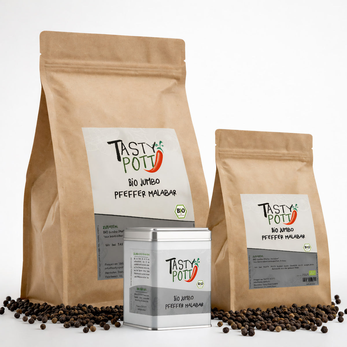 Drei Tasty Pott Bio Jumbo Malabar Pfeffer Nachfüllbeutel und eine Pfefferdose mit sichtbaren schwarzen Pfefferkörnern auf weißem Hintergrund.