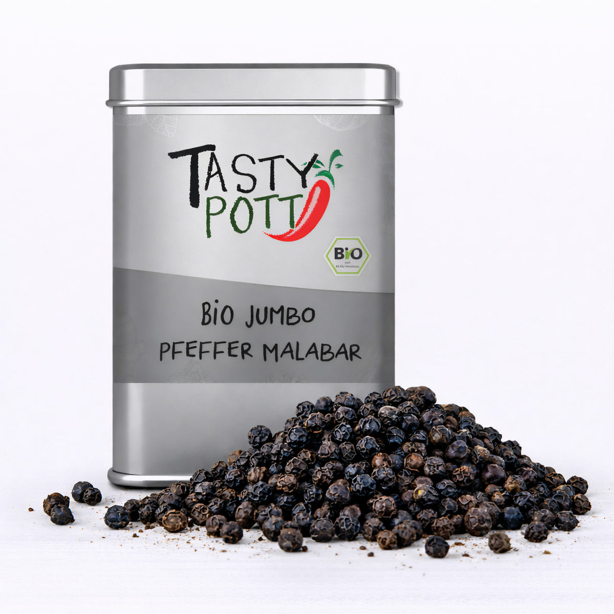 Silberne Tasty Pott Dose Bio Jumbo Malabar Pfeffer mit einem Haufen schwarzer Pfefferkörner im Vordergrund auf weißem Untergrund.