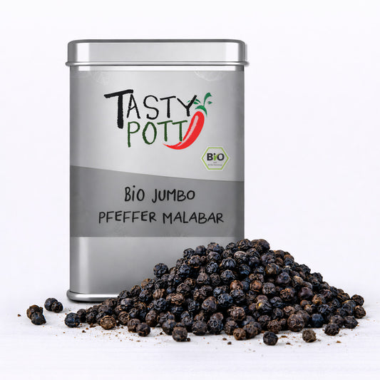 Silberne Tasty Pott Dose Bio Jumbo Malabar Pfeffer mit einem Haufen schwarzer Pfefferkörner im Vordergrund auf weißem Untergrund.