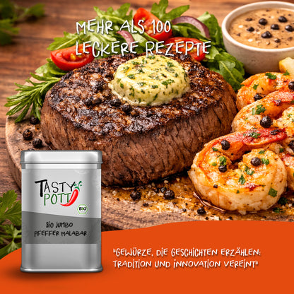 Tasty Pott Bio Jumbo Malabar Pfeffer Nachfülldose vor angerichtetem Steak, Garnelen und Gemüse mit sichtbaren Pfefferkörnern.