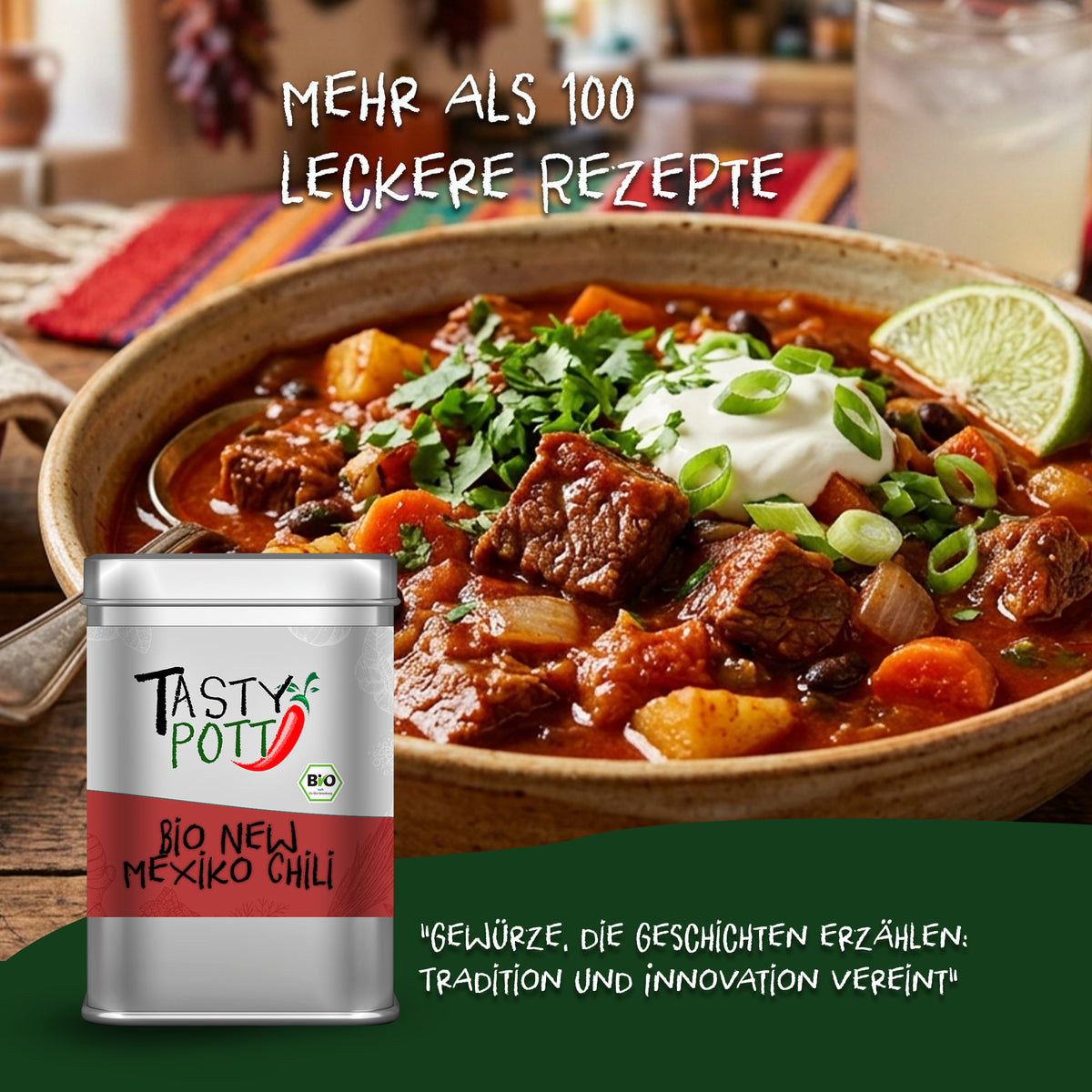 Tasty Pott Bio New Mexiko Chili Pulver Dose vor einem Teller Chili con Carne mit Limettenscheibe und Kräutern.