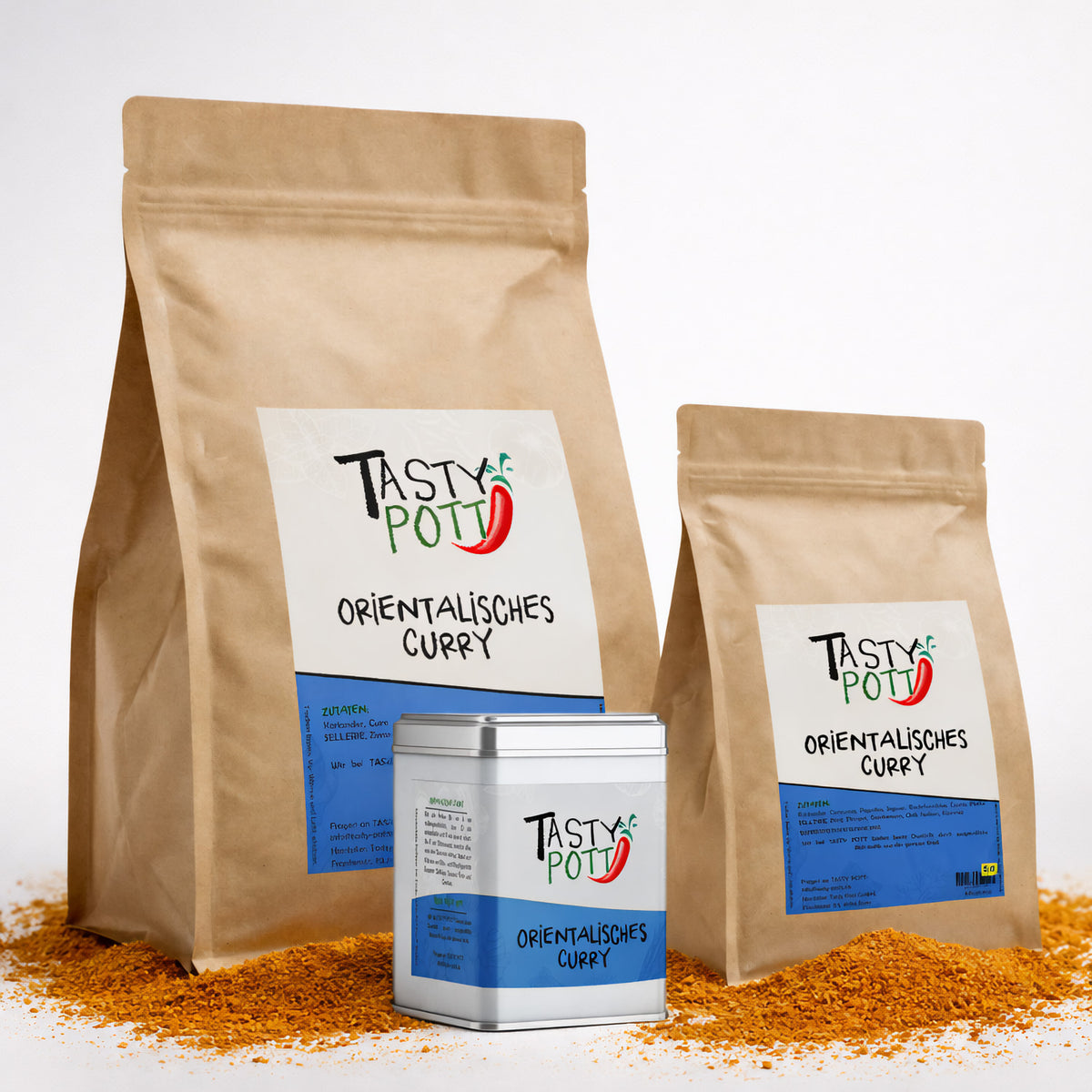 Zwei braune Beutel und eine Dose Tasty Pott orientalisches Curry Gewürzmischung auf Currypulver stehend, Vorderseiten mit Etikett sichtbar.