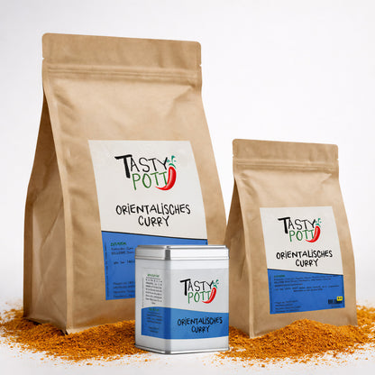 Zwei braune Beutel und eine Dose Tasty Pott orientalisches Curry Gewürzmischung auf Currypulver stehend, Vorderseiten mit Etikett sichtbar.