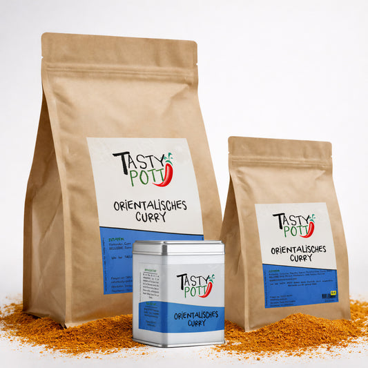 Zwei braune Beutel und eine Dose Tasty Pott orientalisches Curry Gewürzmischung auf Currypulver stehend, Vorderseiten mit Etikett sichtbar.
