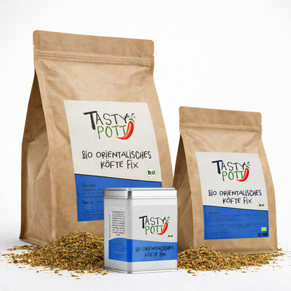 Drei Tasty Pott Beutel und eine Dose orientalisches Bio Köfte Gewürz mit Gewürzmischung lose davor auf weißem Hintergrund.