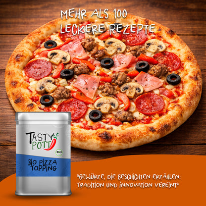 Frisch gebackene Pizza mit Belag auf Holz, vorne Tasty Pott Pizza Topping Dose und Text zu leckeren Rezepten.