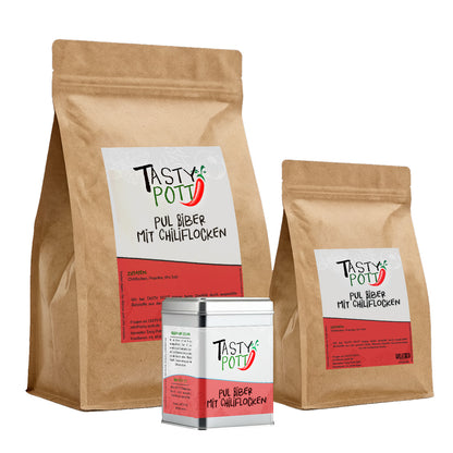 Zwei braune Nachfüllbeutel und eine Dose Tasty Pott Pul Biber mit Chiliflocken nebeneinander vor weißem Hintergrund.