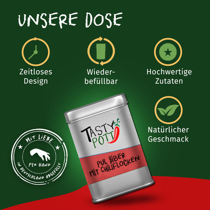 Tasty Pott Pul Biber mit Chiliflocken Dose auf grünem Hintergrund, daneben Icons für Design, Wiederbefüllbarkeit und Zutaten.