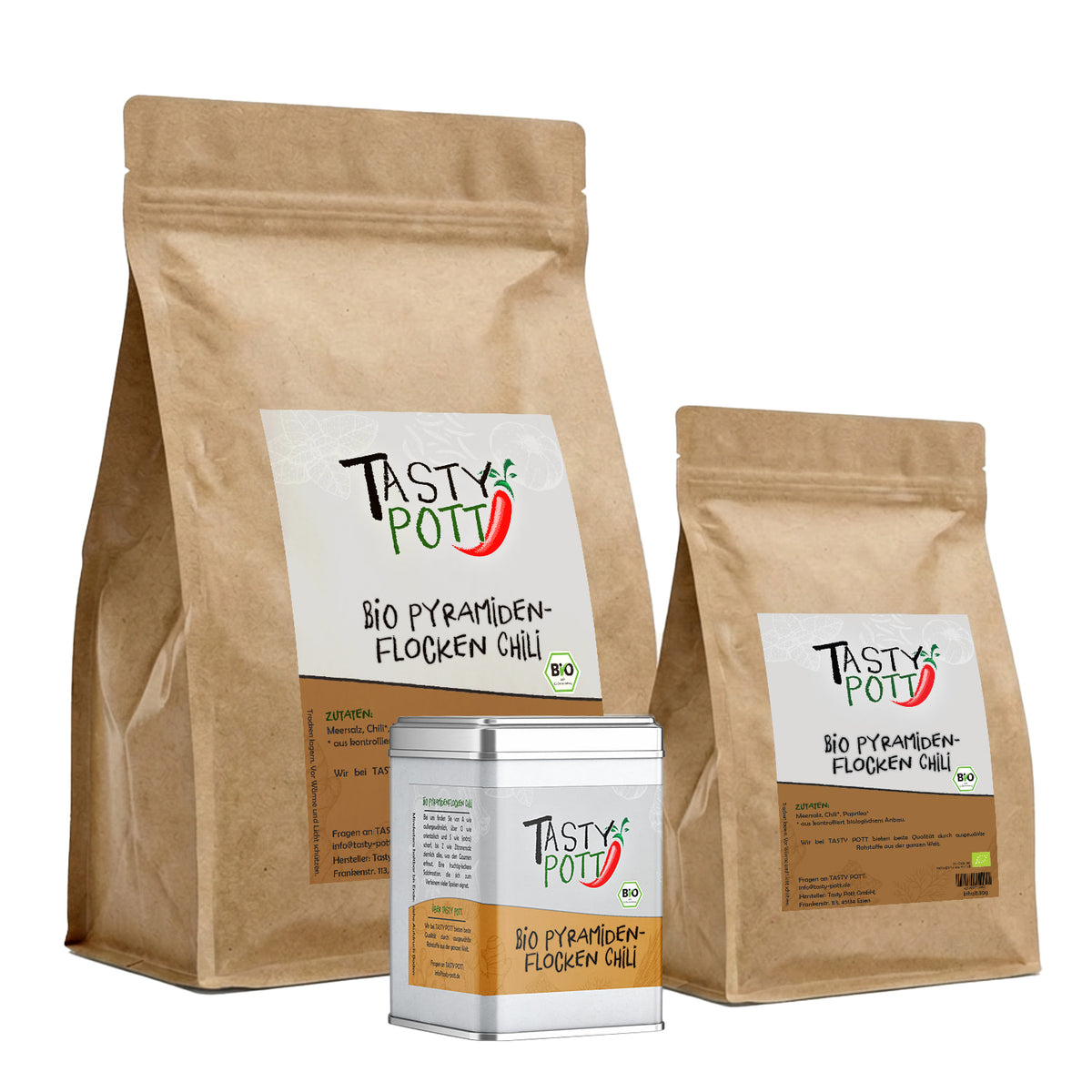 Zwei Tasty Pott Nachfüllbeutel und eine Dose Bio Pyramidenflocken Chili Salz vor weißem Hintergrund nebeneinander angeordnet.
