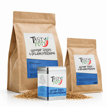 Drei Verpackungen der Tasty Pott Quatre Epices 4 Gewürzmischung, zwei braune Nachfüllbeutel und eine silberne Dose, mit etwas gemahlener Gewürzmischung davor.