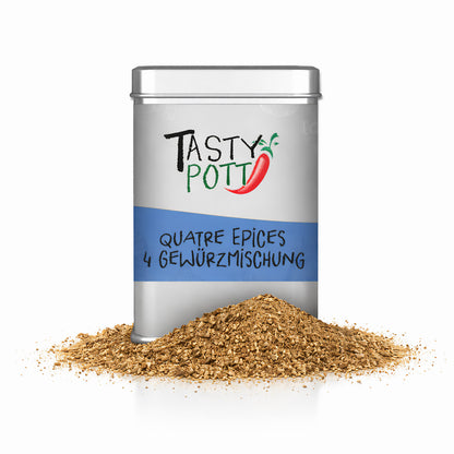 Tasty Pott Quatre Epices Gewürzmischung in silberner Dose mit blauem Etikett, davor ein Haufen gemahlene Gewürze auf weißem Hintergrund.