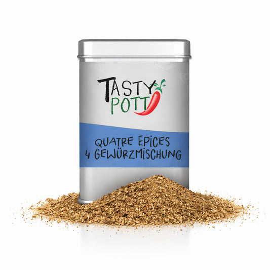 Tasty Pott Quatre Epices Gewürzmischung in silberner Dose mit blauem Etikett, davor ein Haufen gemahlene Gewürze auf weißem Hintergrund.