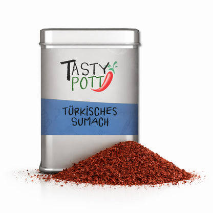 Vorderansicht einer Tasty Pott Dose türkisches Sumach mit einem Haufen Sumachpulver davor auf weißem Hintergrund.
