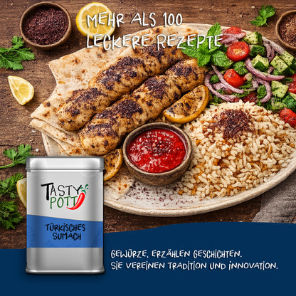 Tasty Pott Dose türkisches Sumach vor einem Teller mit gegrilltem fleisch, Reis, Salat, Fladenbrot und dips, angerichtet auf Holzuntergrund.