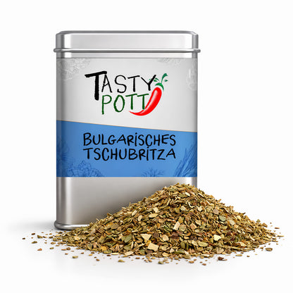Vorderseite der Tasty Pott Dose bulgarisches Tschubritza mit einem Haufen der Gewürzmischung davor auf weißem Hintergrund.