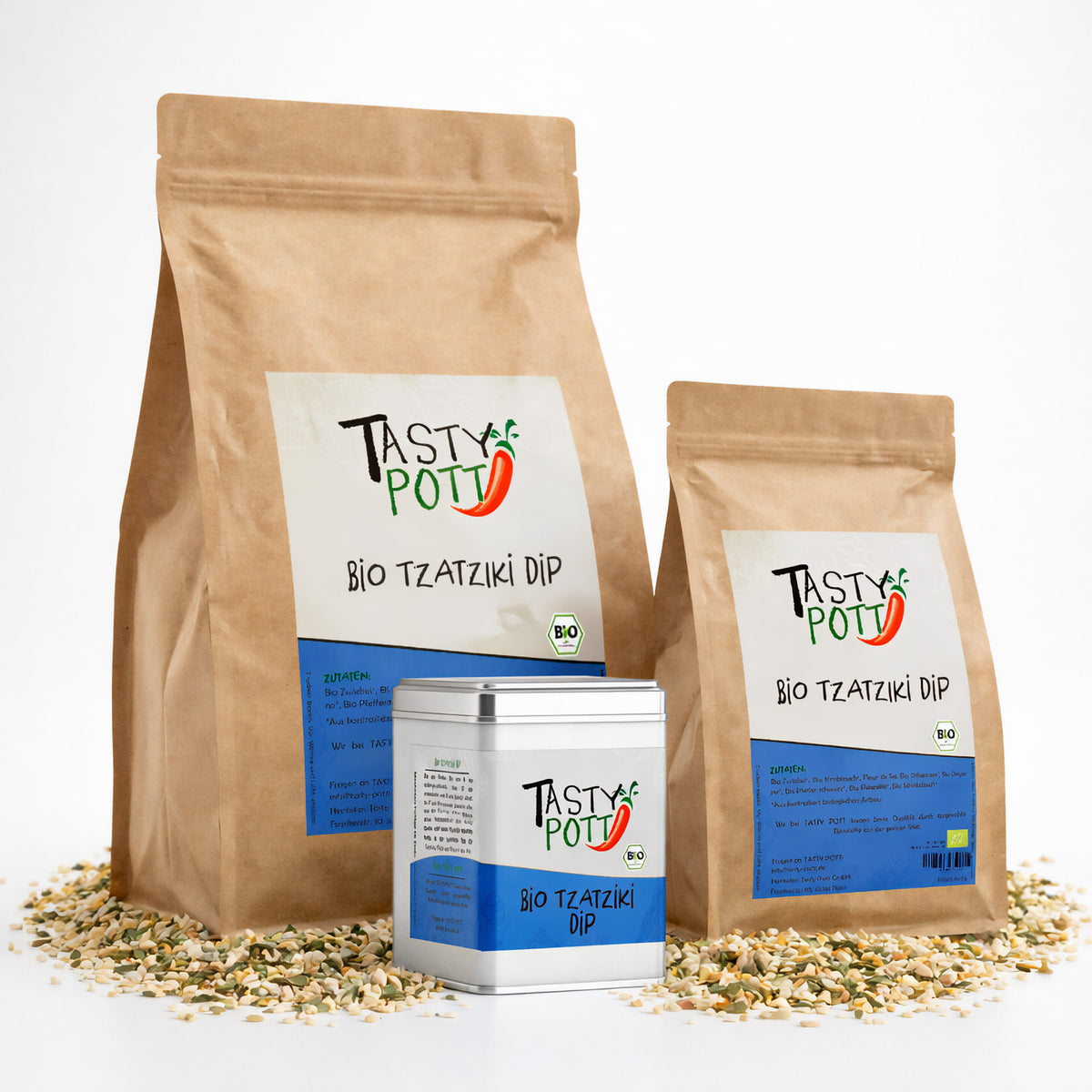 Drei Tasty Pott Bio Tzatziki Dip Gewürzmischung Beutel und eine Dose stehen auf verstreuten Gewürzen, die Etiketten mit Produktnamen sind gut sichtbar.