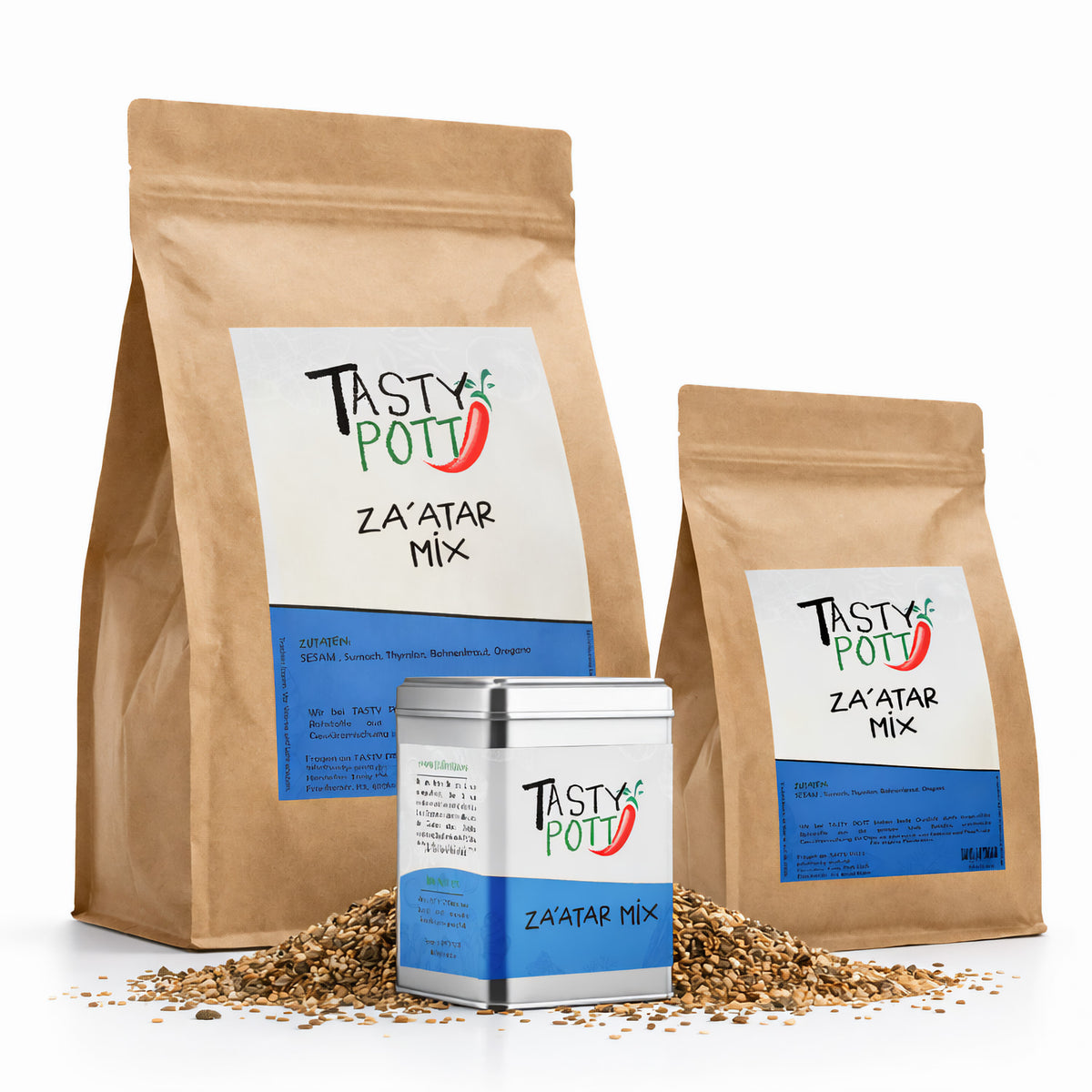 Drei Tasty Pott Za'atar Gewürzmischung Verpackungen, zwei braune Nachfüllbeutel und eine silberne Dose, mit losem Gewürz davor auf weißem Hintergrund.