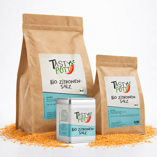 Drei Beutel und eine Dose Tasty Pott Bio Zitronensalz auf gelben Linsen, die Produktverpackungen sind von vorne sichtbar.