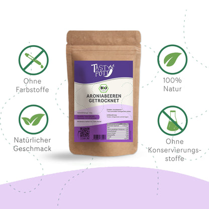 Ein Beutel Tasty Pott Aroniabeeren getrocknet steht auf weißem Hintergrund, umgeben von Symbolen für natürliche Produkteigenschaften.