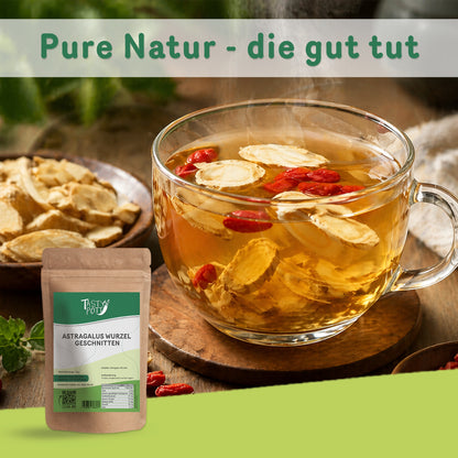 Tasse mit Tee aus geschnittener Astragaluswurzel und Goji-Beeren, daneben ein Beutel Tasty Pott Tragantwurzel geschnitten auf grünem Untergrund.