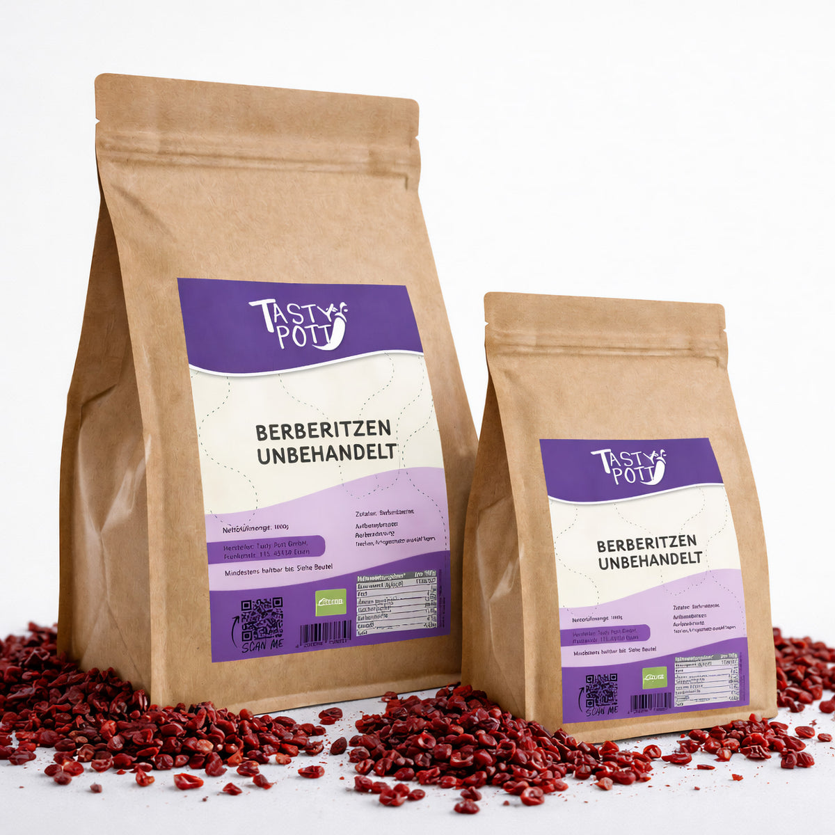 Zwei braune Beutel Tasty Pott Berberitzen getrocknet, stehend auf verstreuten getrockneten beeren, Vorderseite mit Etikett sichtbar.