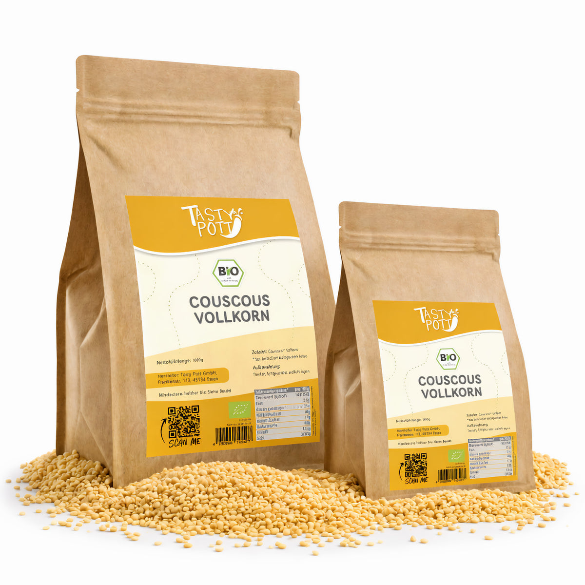 Zwei Beutel Tasty Pott Bio Vollkorn Couscous auf einem Haufen Couscous-Körner, beide mit gelbem Etikett und Produktinformationen.