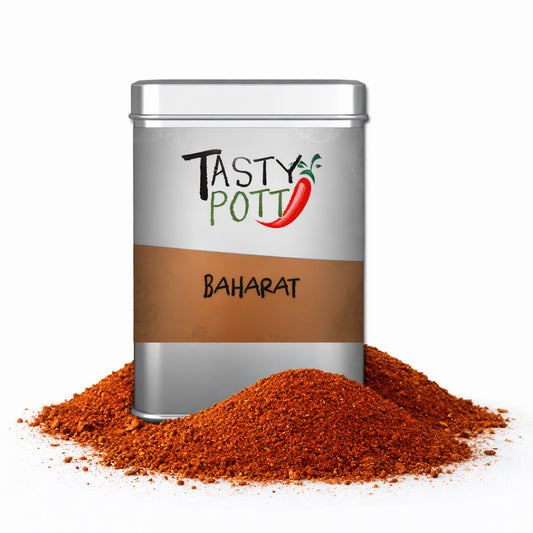 Tasty Pott Baharat Gewürzmischung in silberner Dose, umgeben von einem Haufen rotbraunem orientalischen Gewürzpulver.