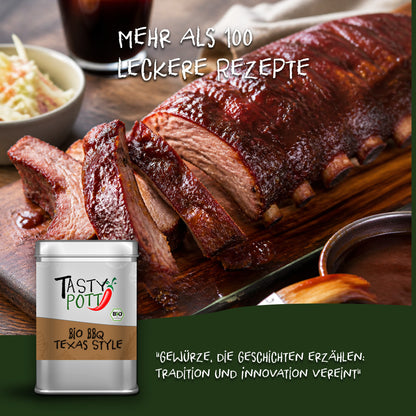 Aufgeschnittene BBQ-Rippchen auf Holzbrett, daneben Tasty Pott Texas Style Grillgewürz Dose und Schale mit Sauce.