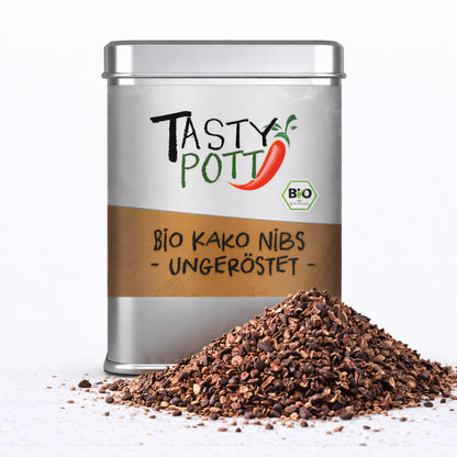 Ein Haufen ungerösteter Kakao-Nibs liegt vor einer silbernen Tasty-Pott-Dose mit braunem Etikett, geeignet zum Backen und Kochen.