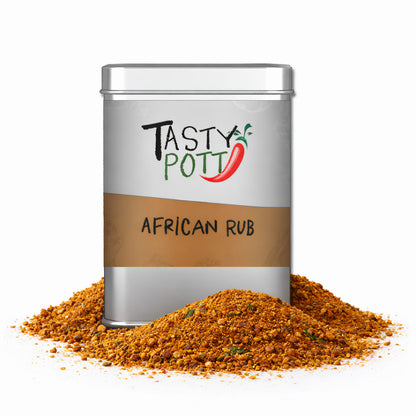 Tasty Pott African Rub Gewürzmischung in silberner Dose, umgeben von einem Haufen Grillgewürze auf weißem Hintergrund.