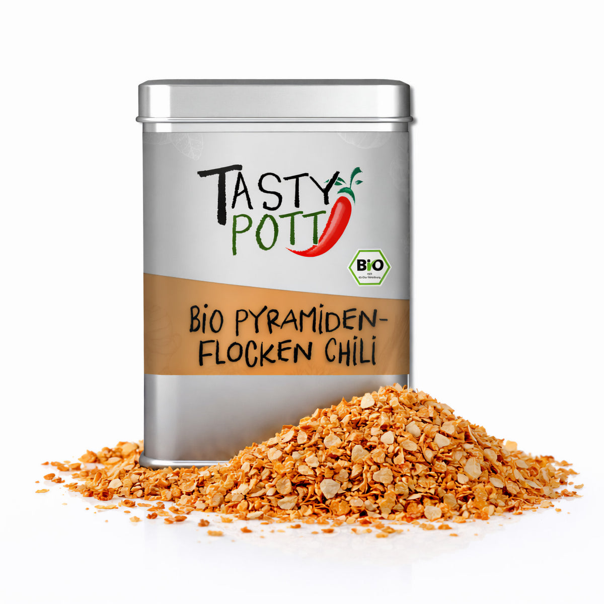 Geöffnete Tasty Pott Dose mit Bio Pyramidenflocken Chili, davor ein Haufen orangeroter Chili-Flocken auf weißem Hintergrund.