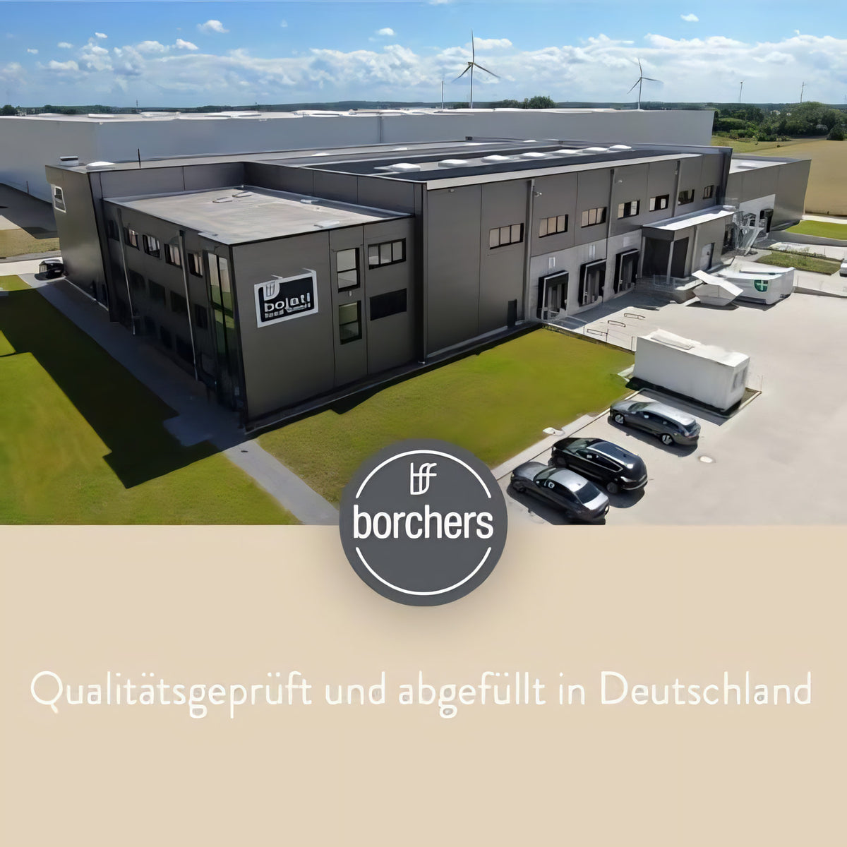 Produktionsgebäude von borchers mit Logo, davor Autos, darunter Hinweis auf Qualitätsprüfung und Abfüllung in Deutschland.