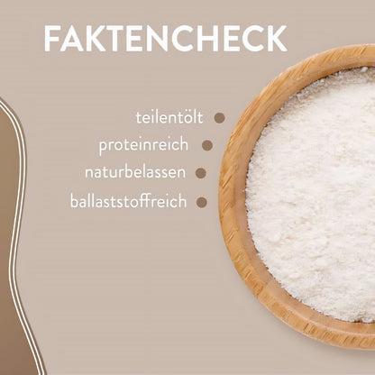 fein vermahlenes, teilentöltes Kokosmehl von borchers in einer Holzschale, daneben Stichpunkte zu Produkteigenschaften auf beigem Hintergrund.