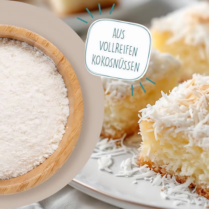 fein vermahlenes borchers Kokosmehl in Holzschale, daneben Kokos-Kuchenstücke auf einem Teller, Text: aus vollreifen Kokosnüssen.